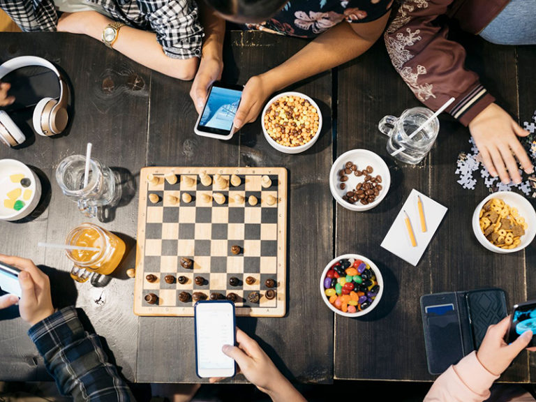 Faites le bon choix de jeu de société pour une soirée entre amis La boîte à sorties